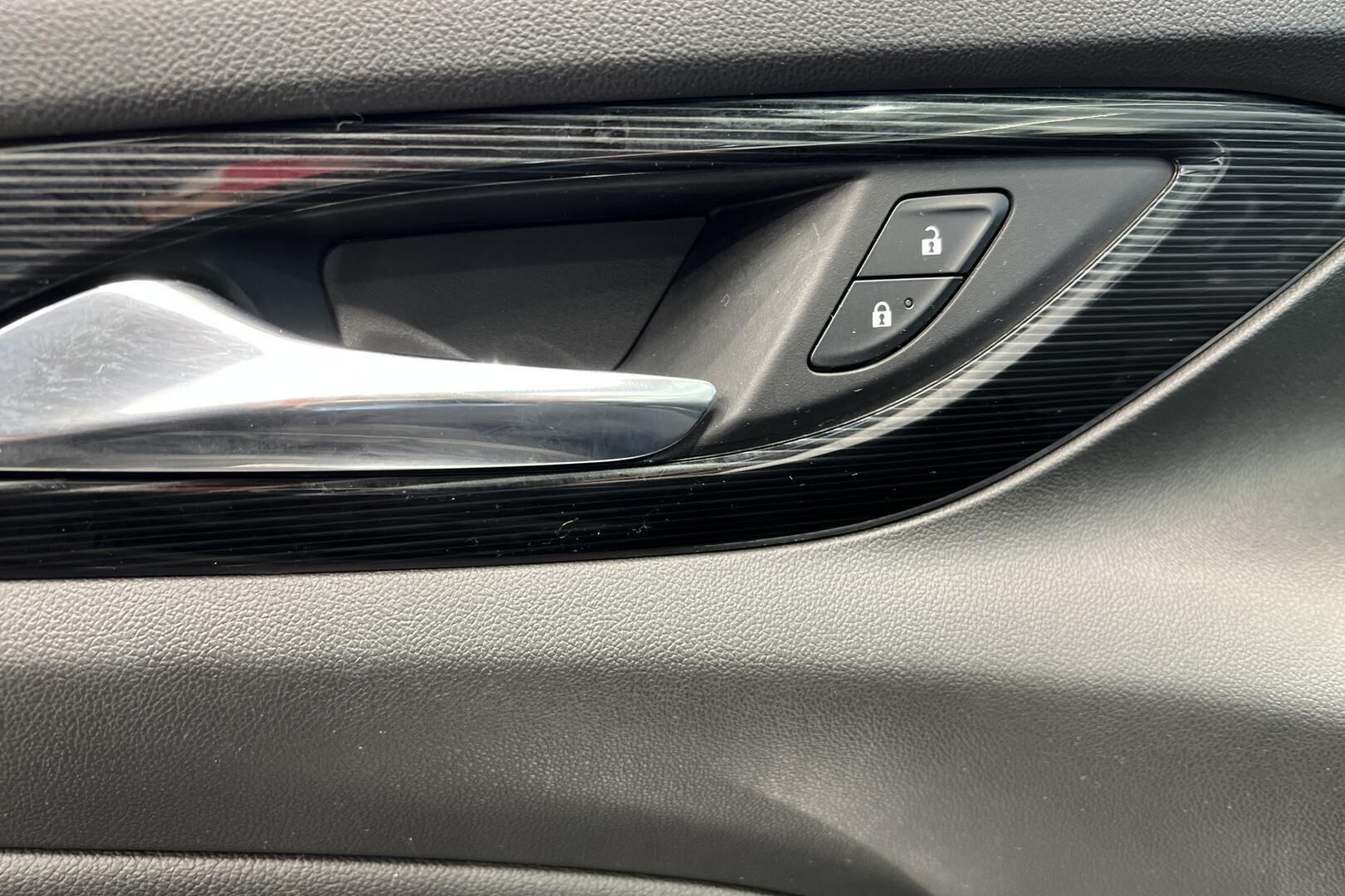 Opel Insignia iso kuva 19