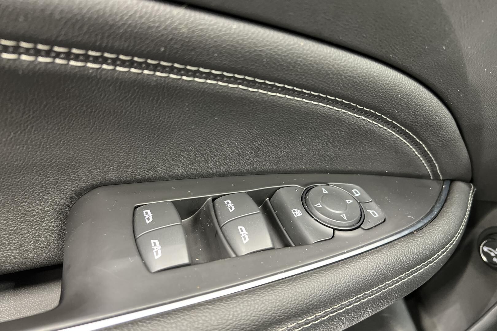 Opel Insignia iso kuva 34
