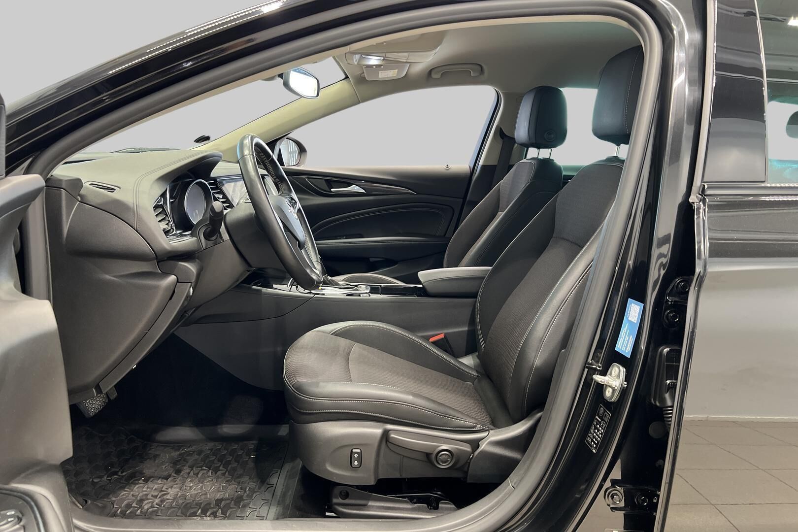 Opel Insignia iso kuva 6