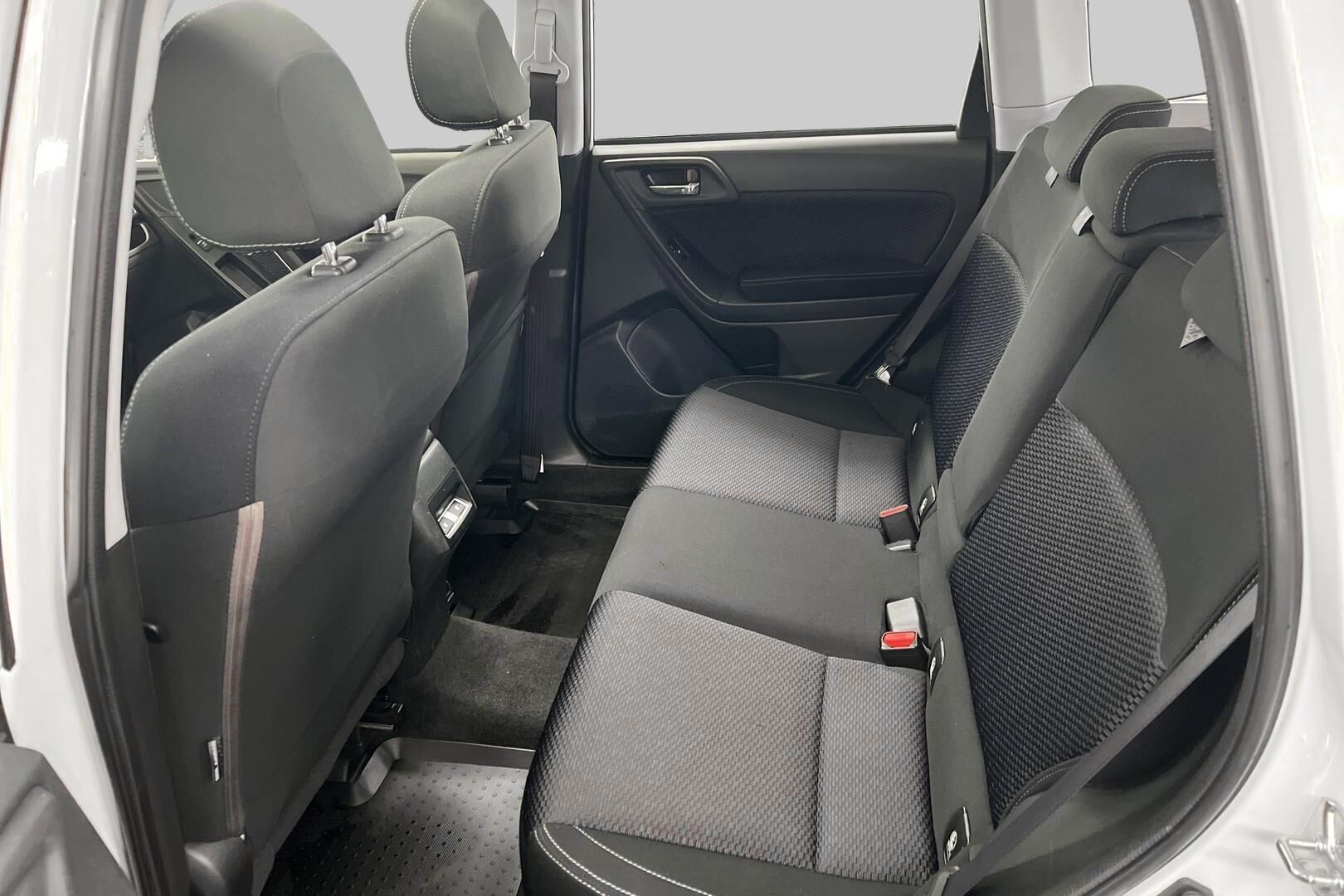 Subaru Forester iso kuva 10