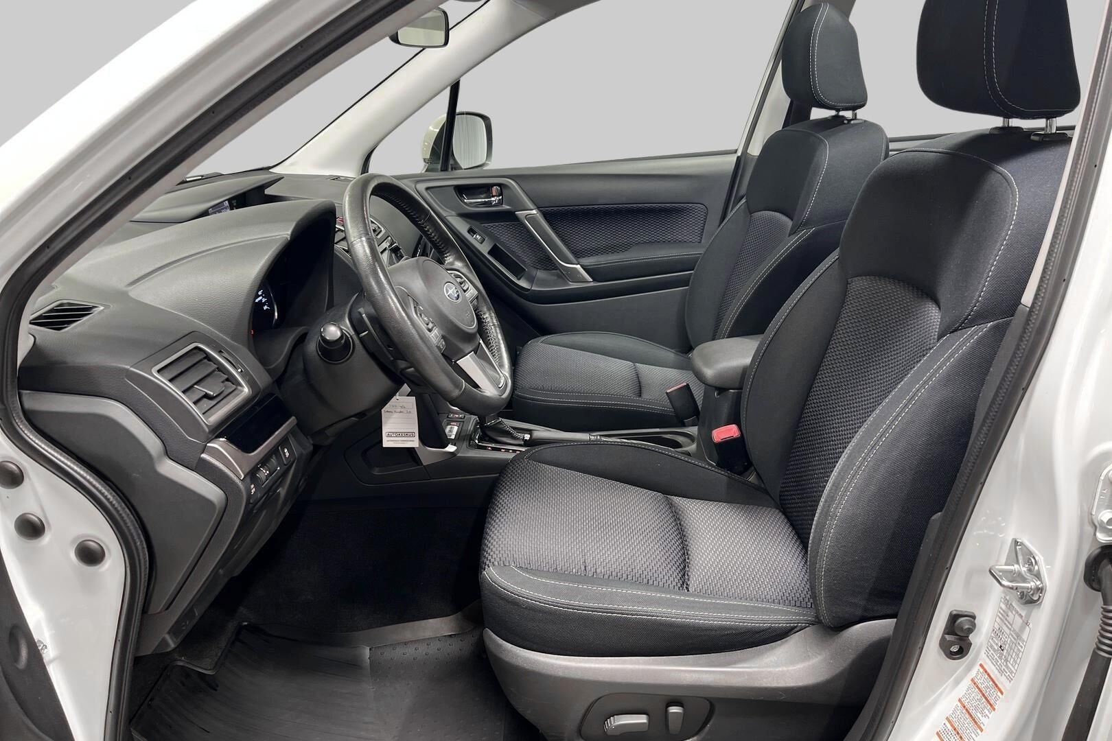 Subaru Forester iso kuva 9