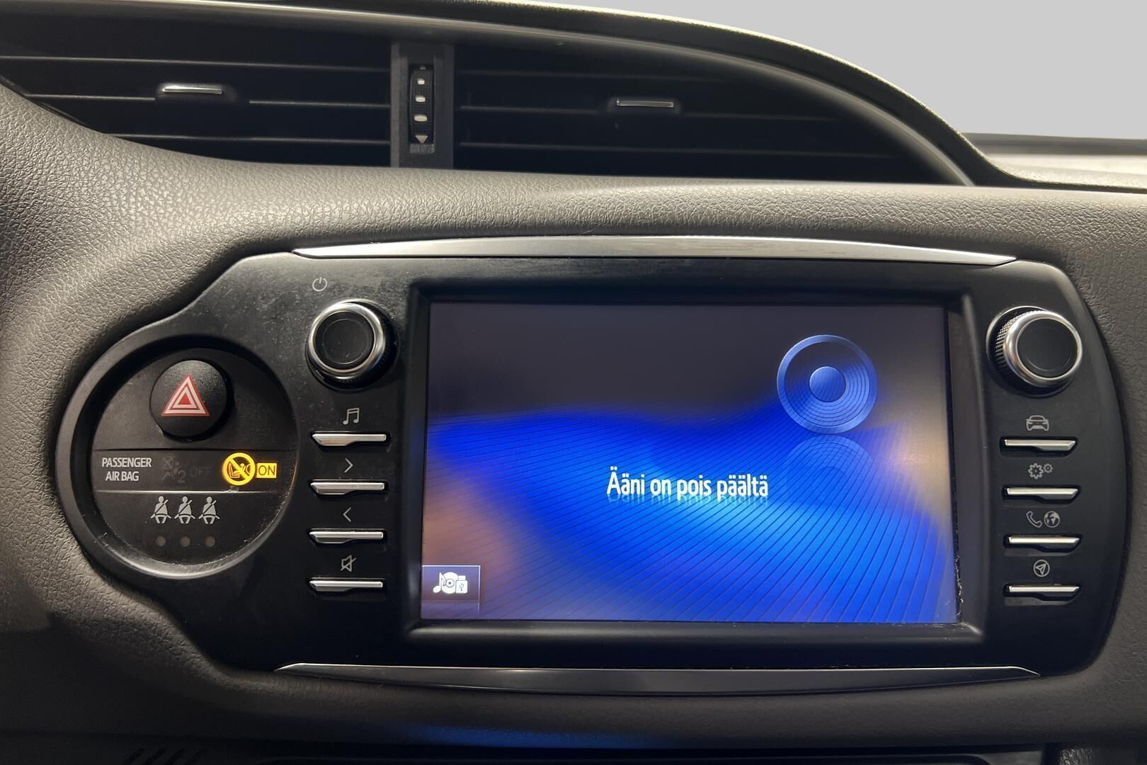 Toyota Yaris iso kuva 19