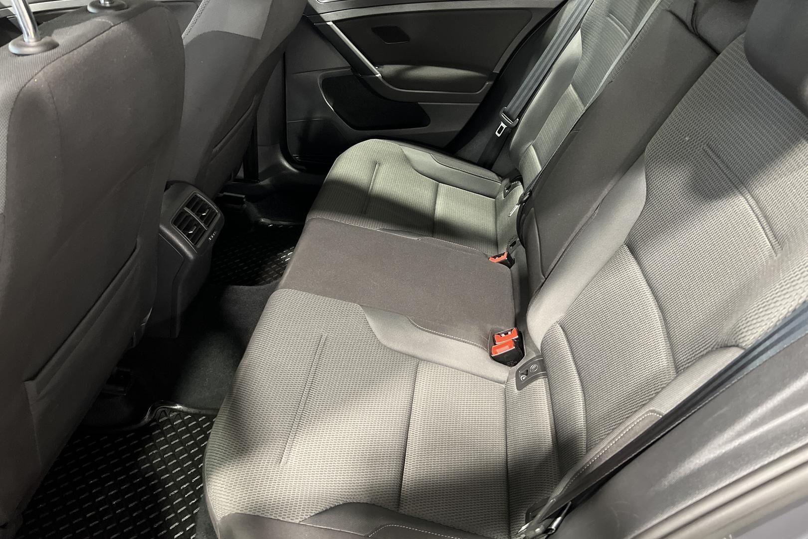 Volkswagen Golf iso kuva 10