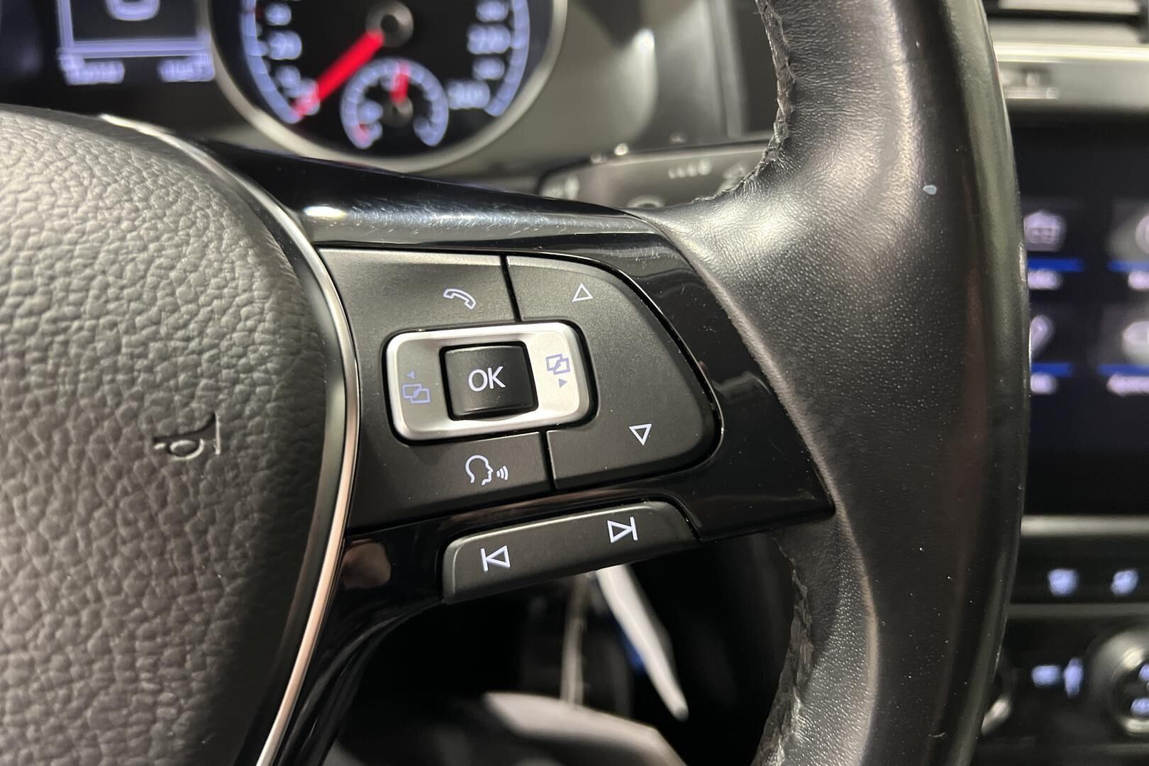 Volkswagen Golf iso kuva 15