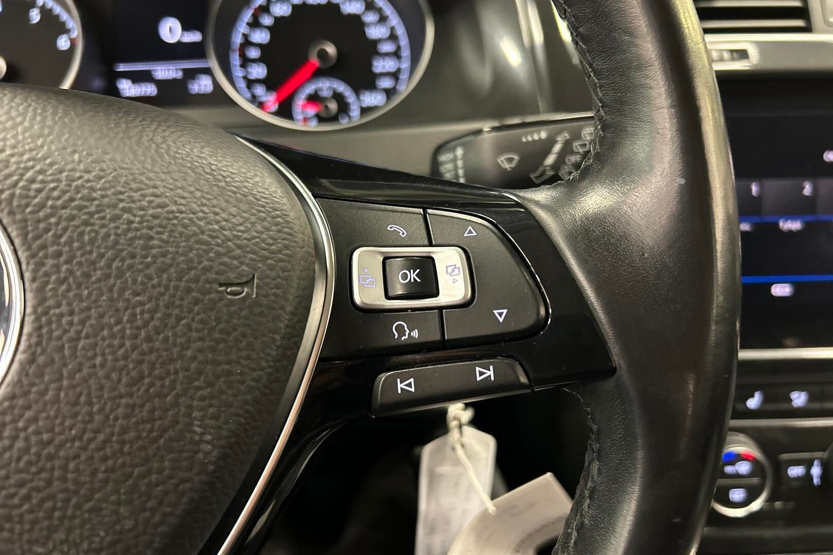 Volkswagen Golf iso kuva 9