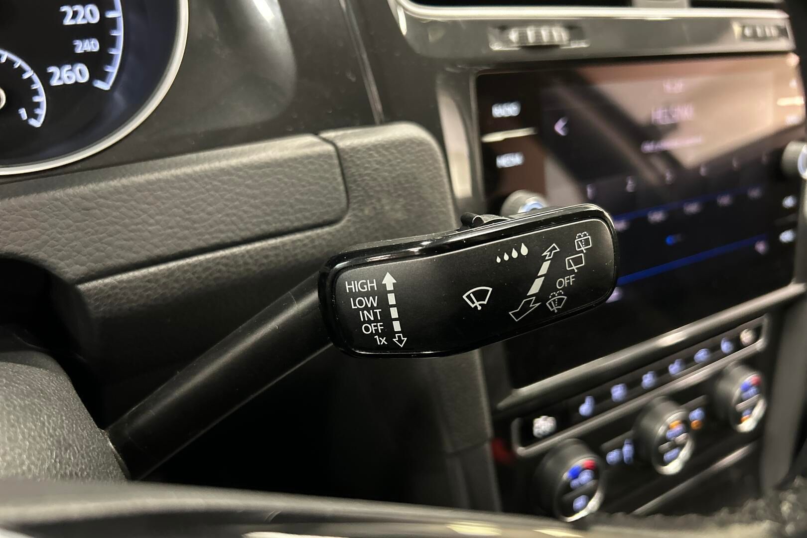 Volkswagen Golf iso kuva 10