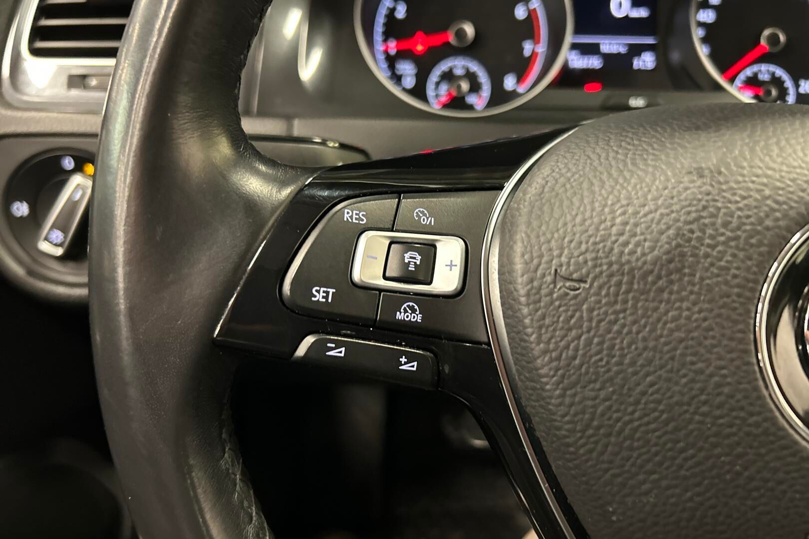 Volkswagen Golf iso kuva 11