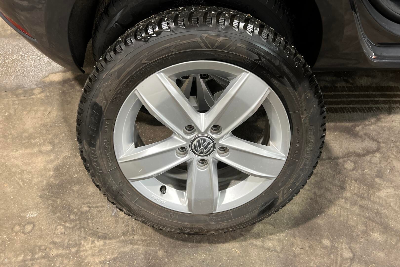 Volkswagen Golf iso kuva 19