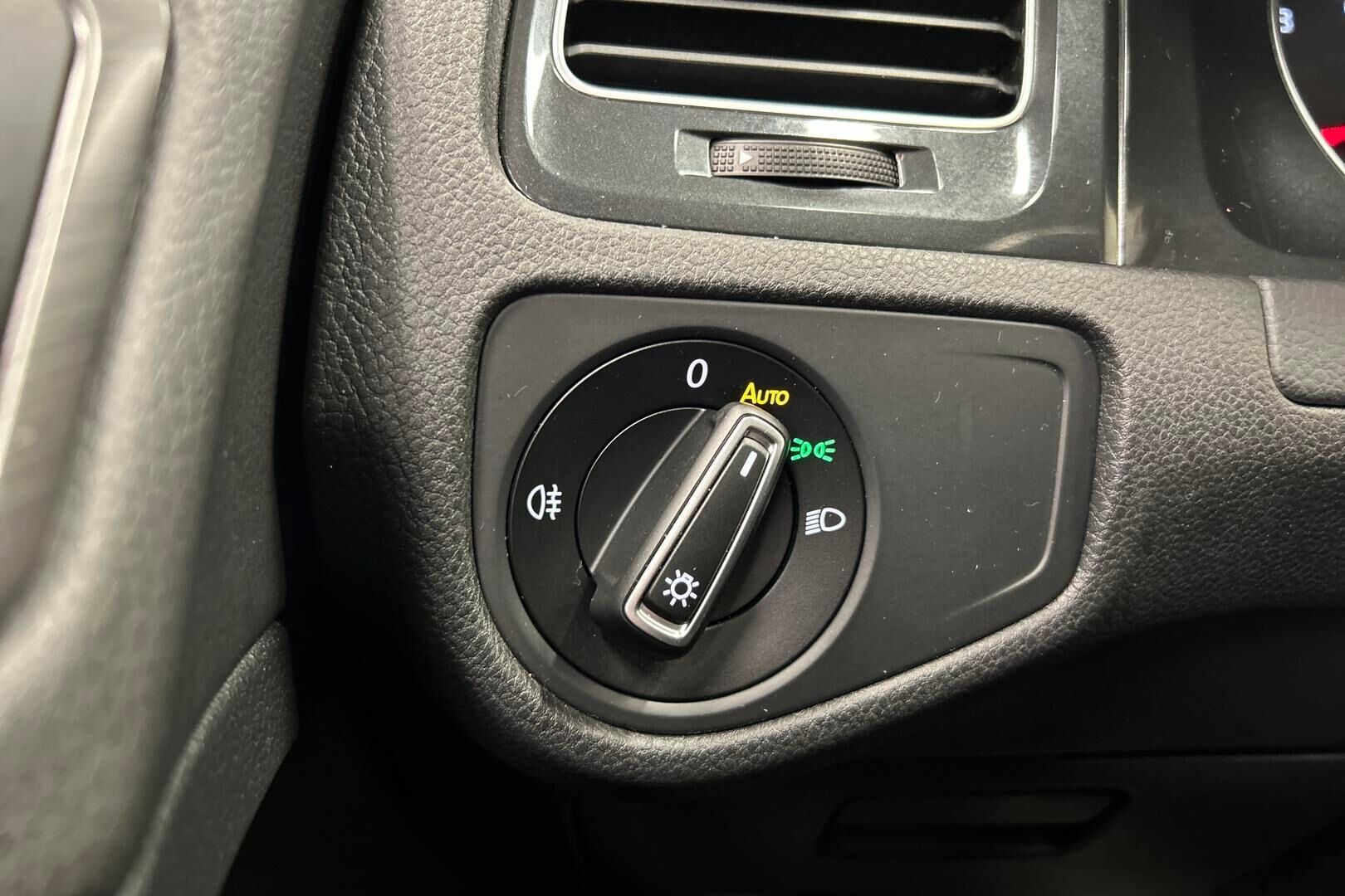 Volkswagen Golf iso kuva 28