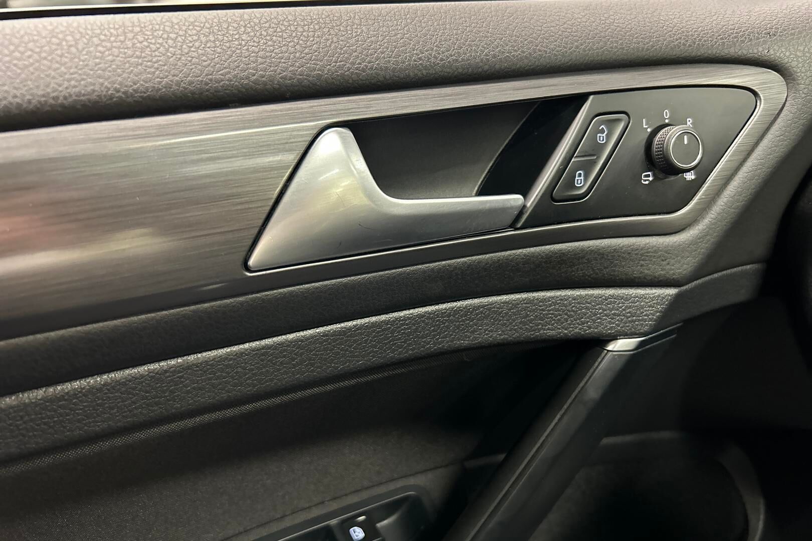 Volkswagen Golf iso kuva 12