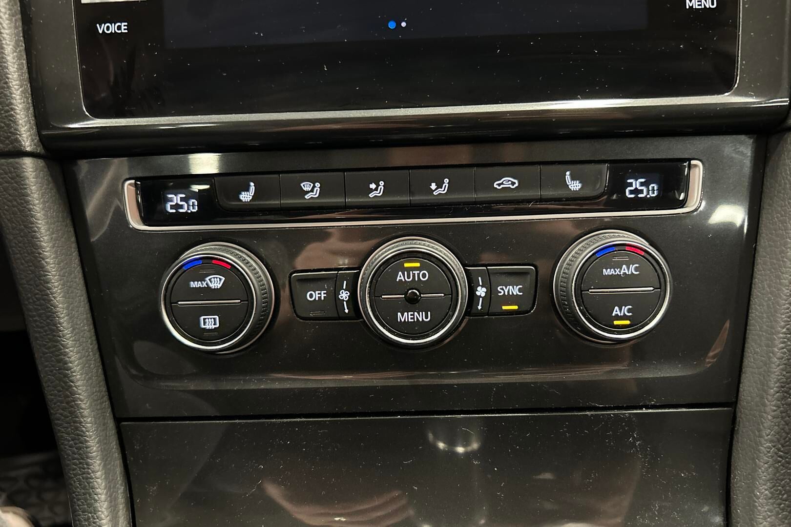 Volkswagen Golf iso kuva 18