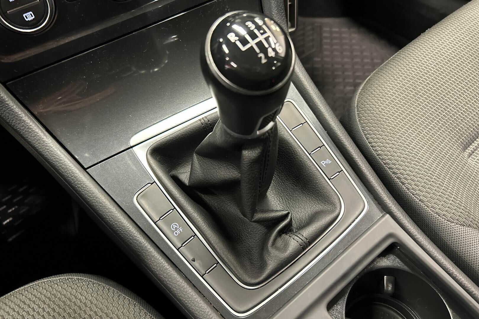 Volkswagen Golf iso kuva 19