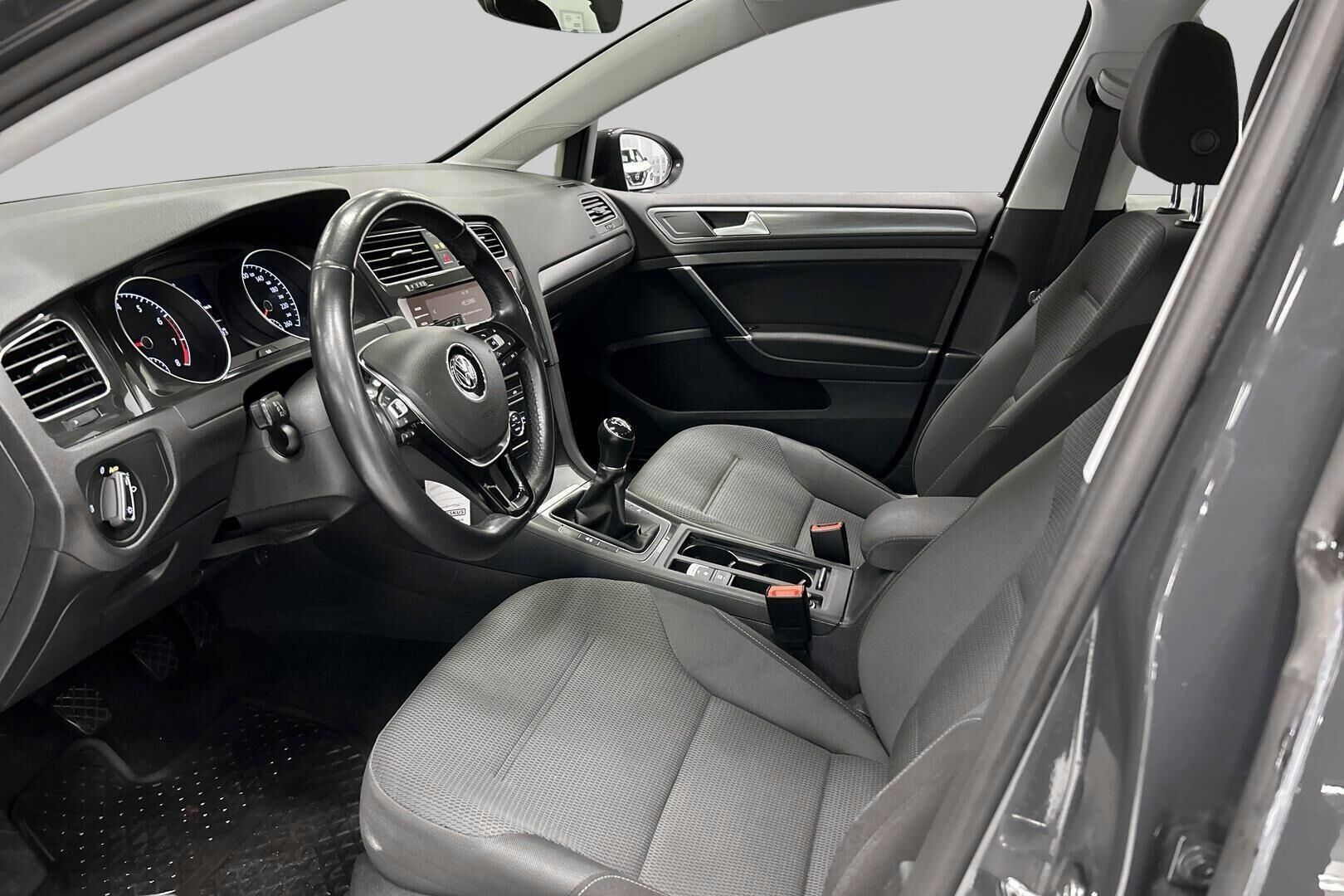 Volkswagen Golf iso kuva 6