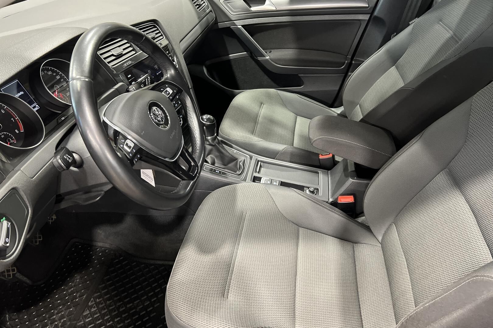 Volkswagen Golf iso kuva 9