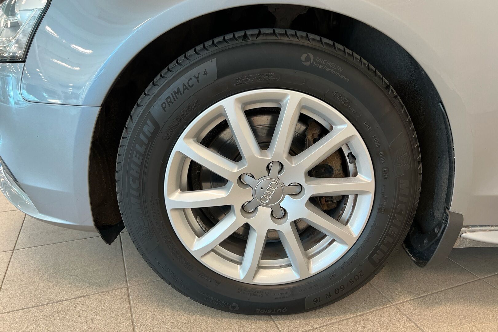 Audi A4 iso kuva 9