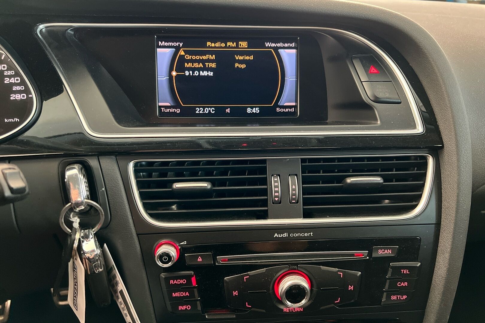 Audi A4 iso kuva 11