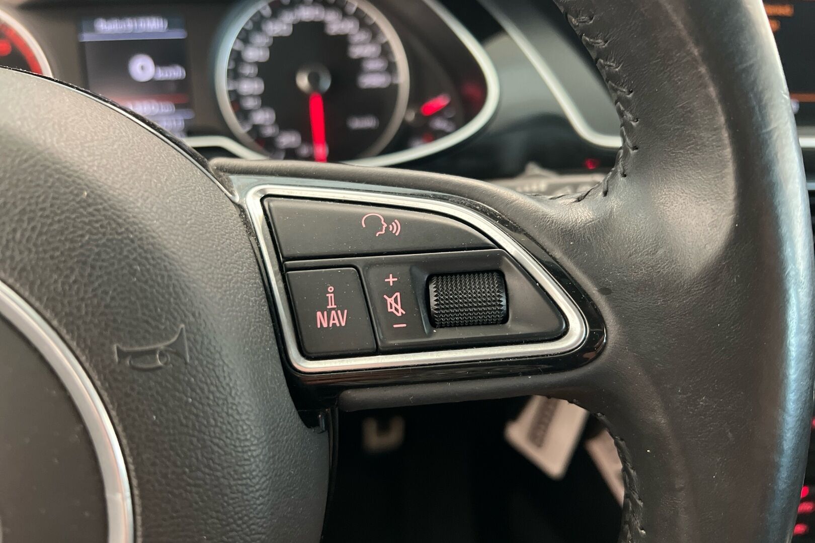 Audi A4 iso kuva 14