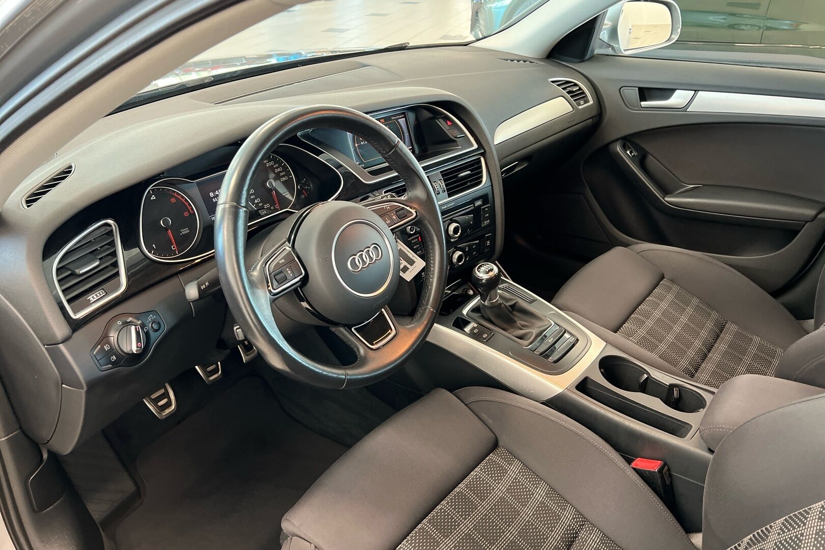 Audi A4 iso kuva 21