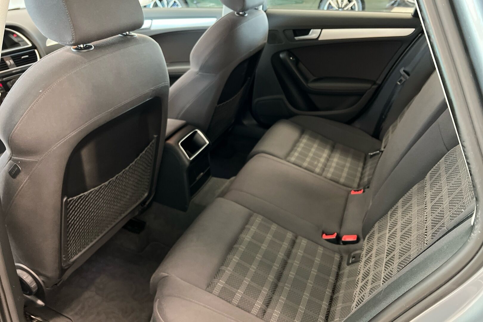 Audi A4 iso kuva 7
