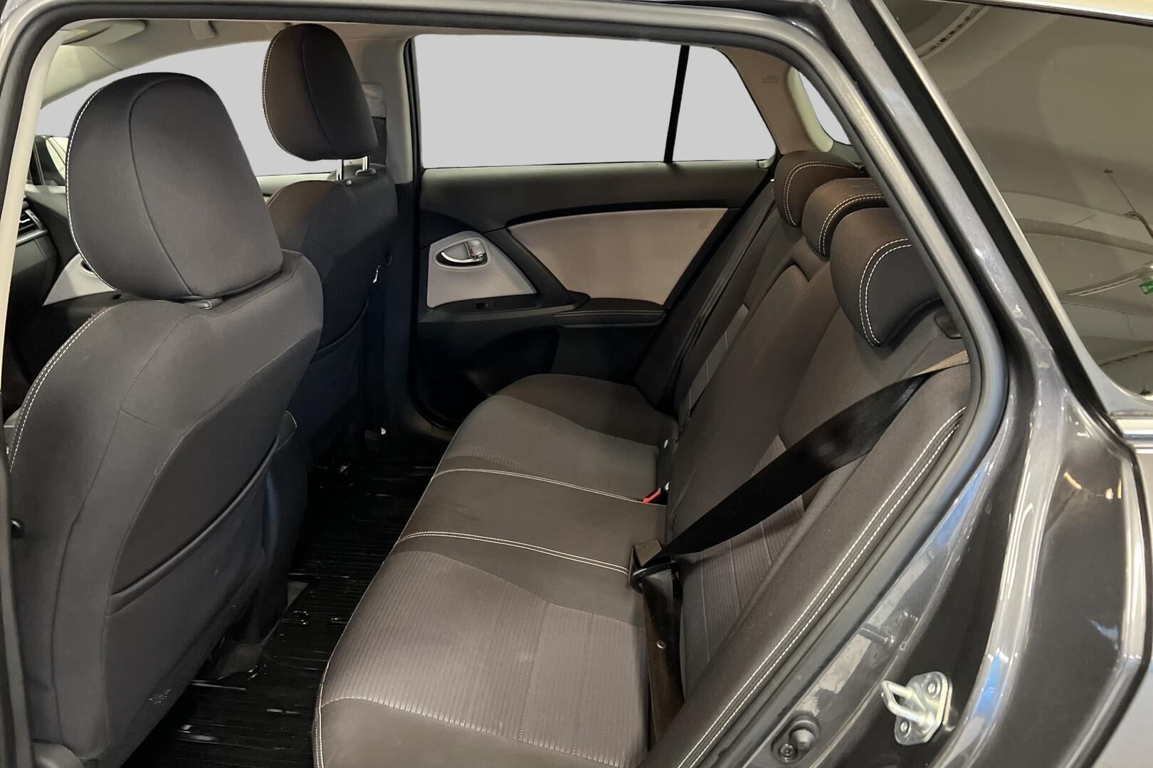 Toyota Avensis iso kuva 10