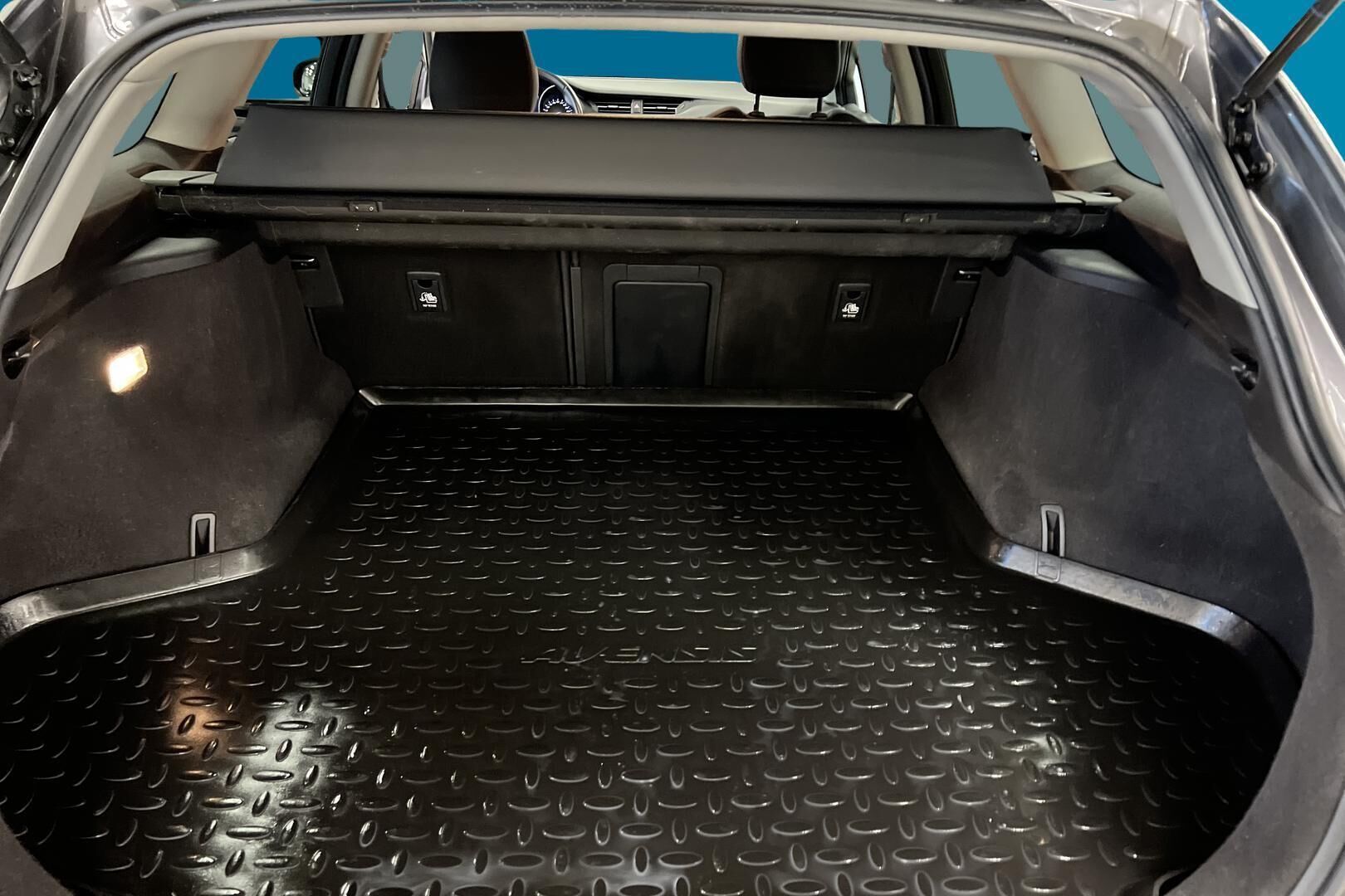 Toyota Avensis iso kuva 12