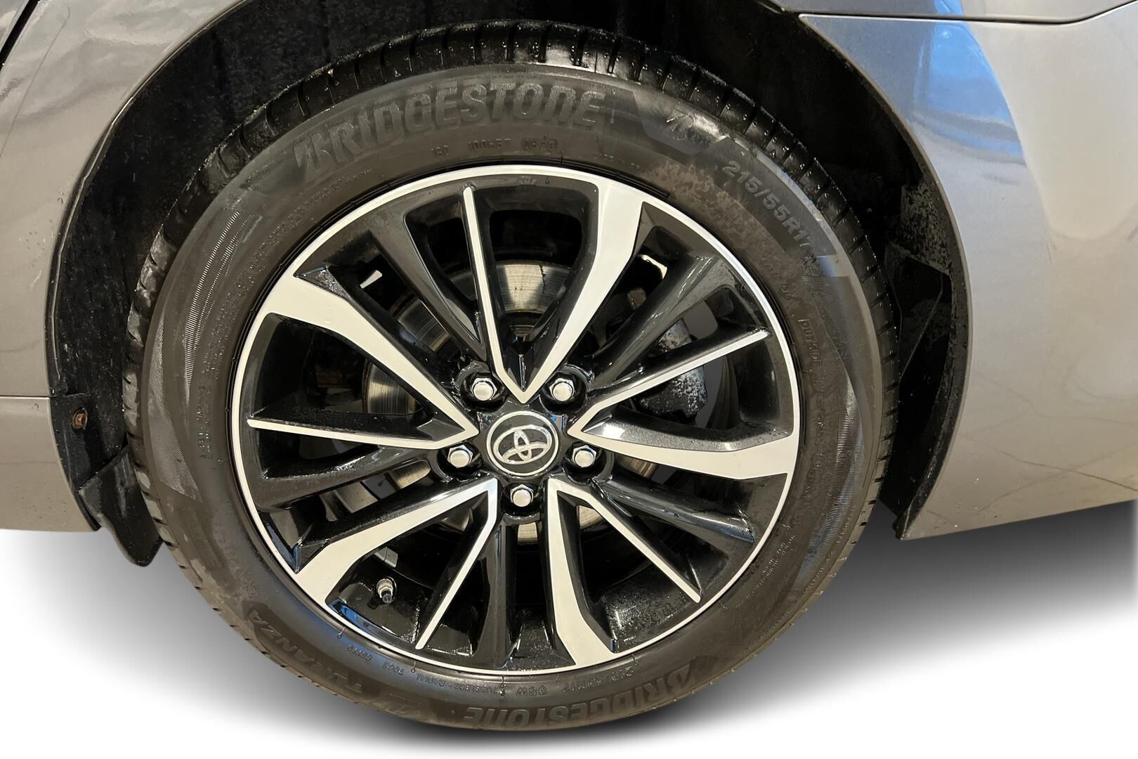 Toyota Avensis iso kuva 13