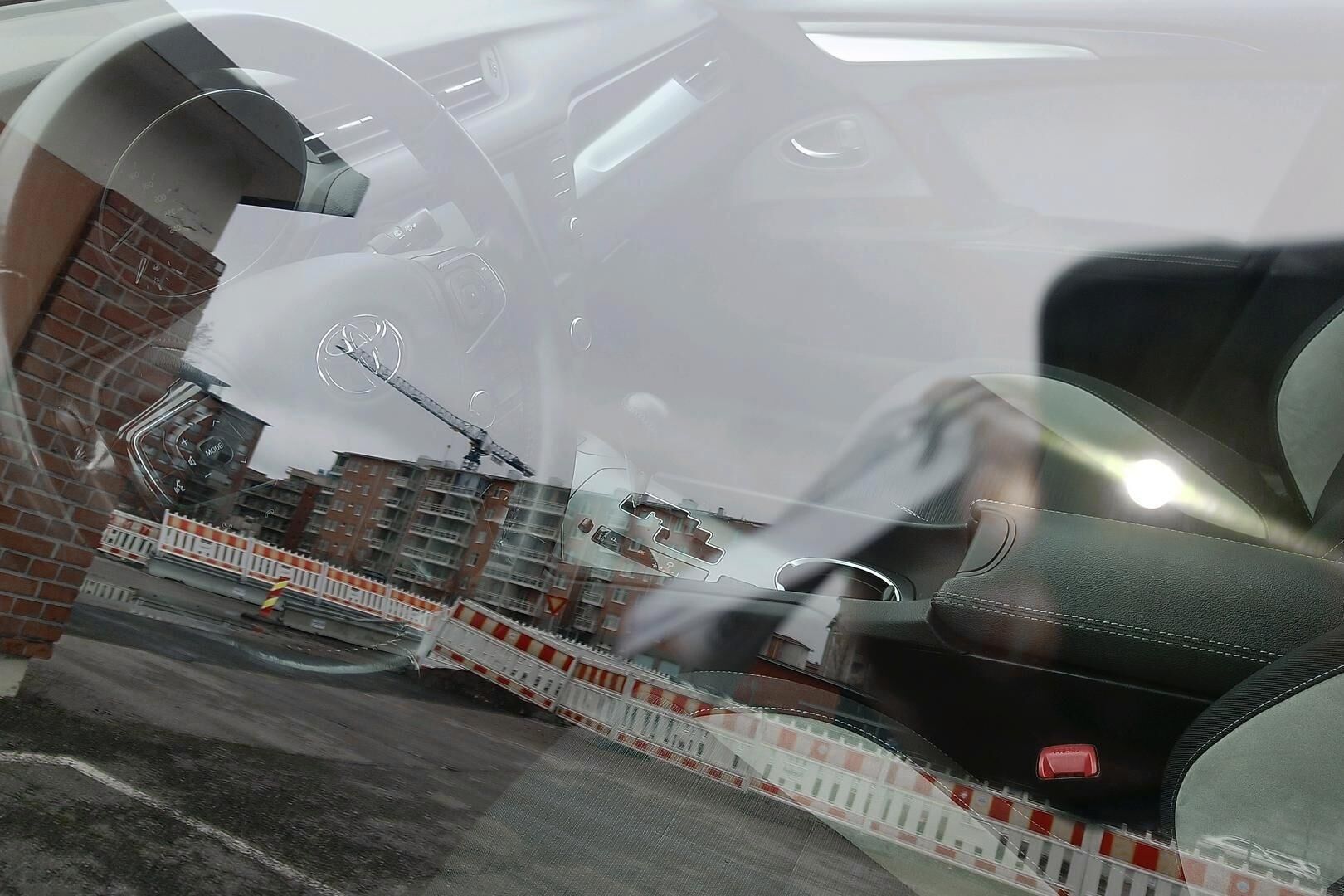 Toyota Avensis iso kuva 2