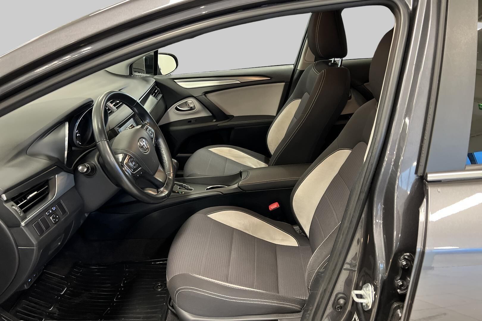 Toyota Avensis iso kuva 9