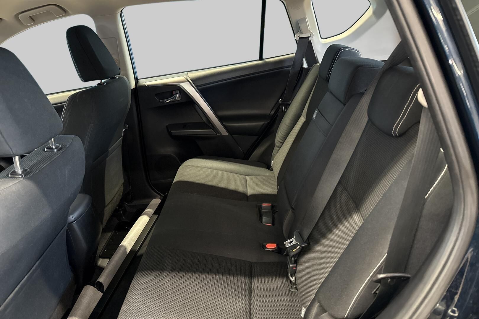 Toyota RAV4 iso kuva 10