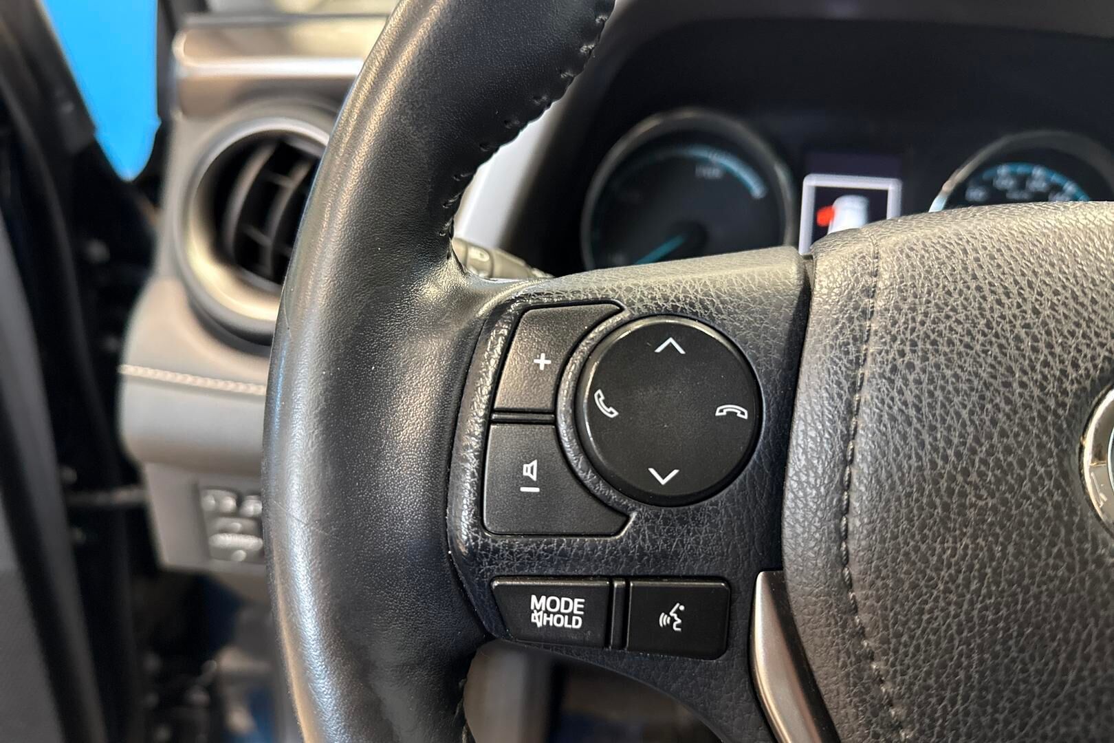 Toyota RAV4 iso kuva 17