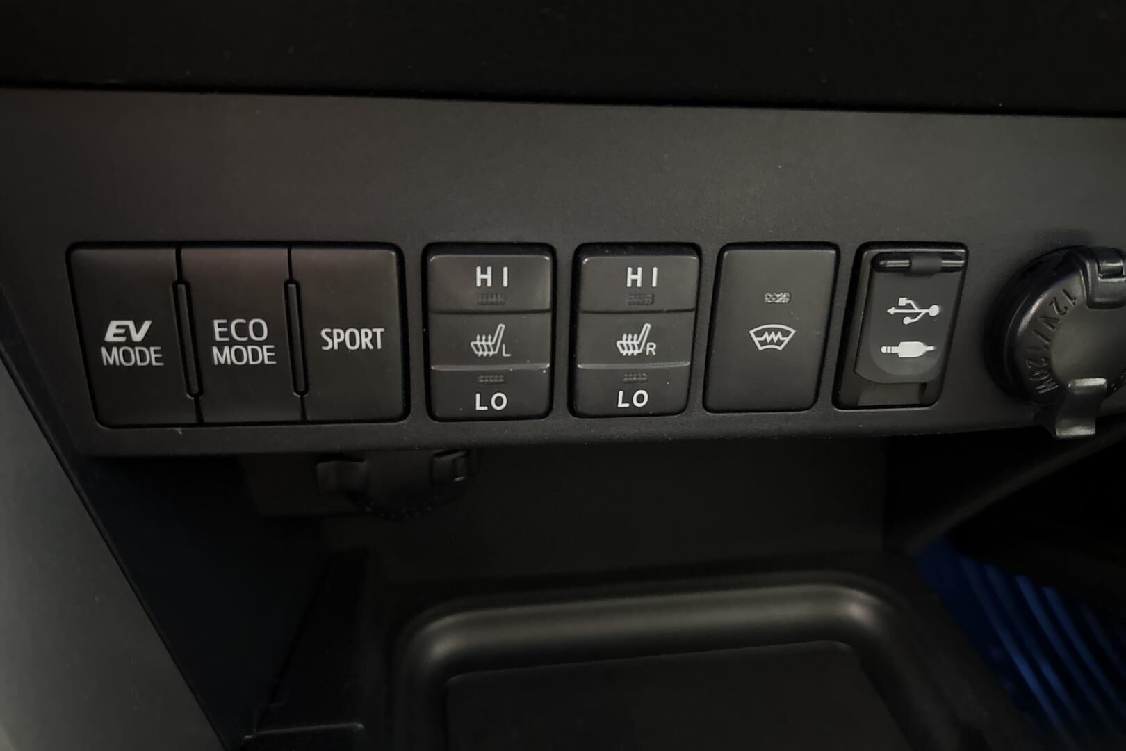 Toyota RAV4 iso kuva 21