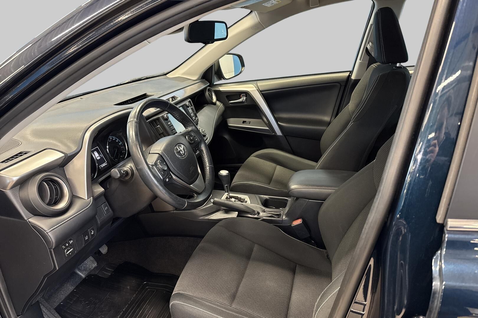 Toyota RAV4 iso kuva 9