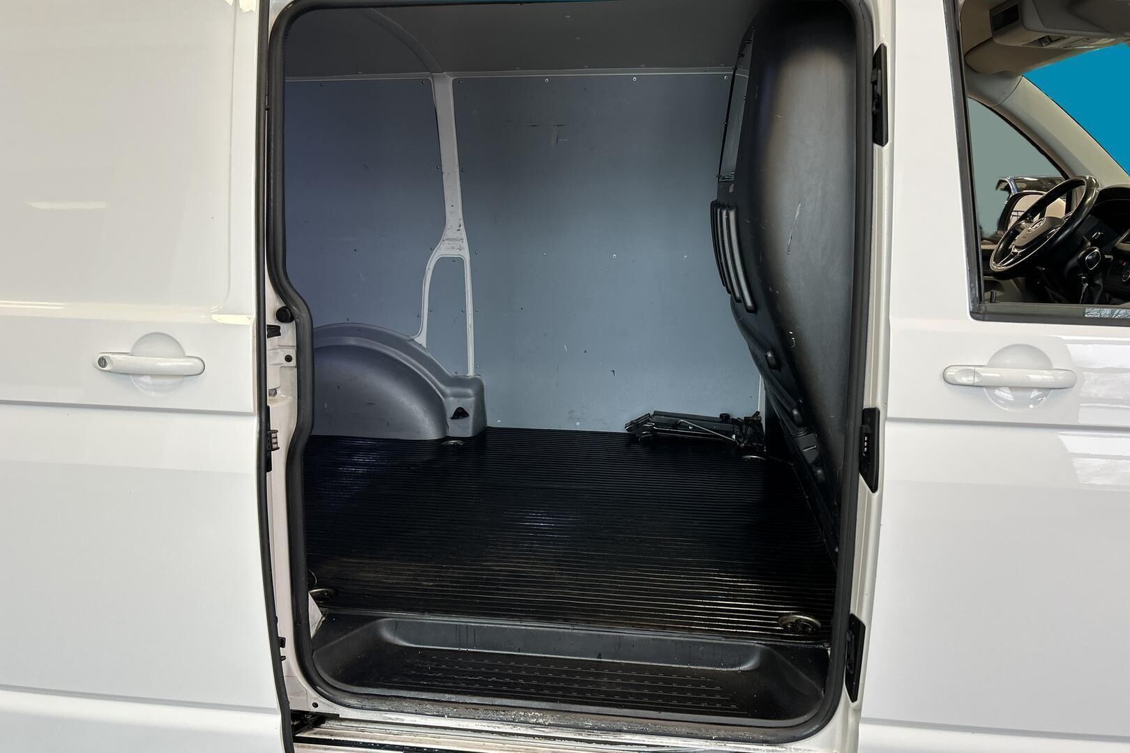 Volkswagen Transporter iso kuva 14
