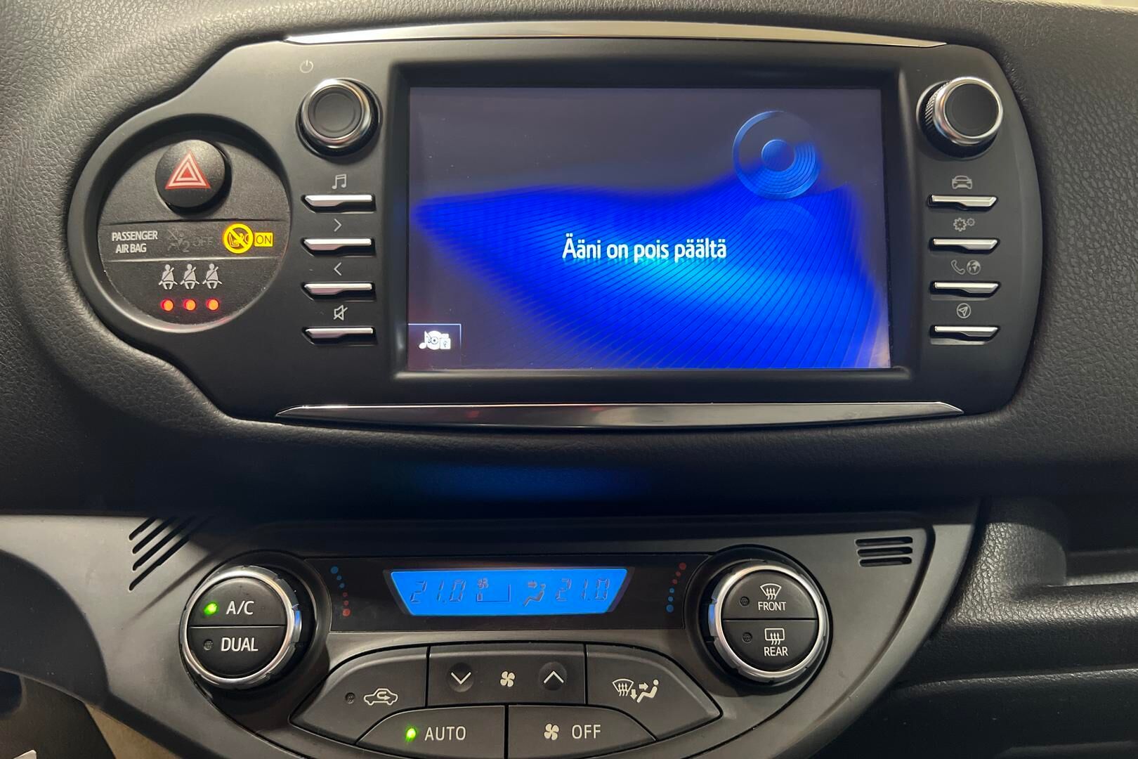 Toyota Yaris iso kuva 14