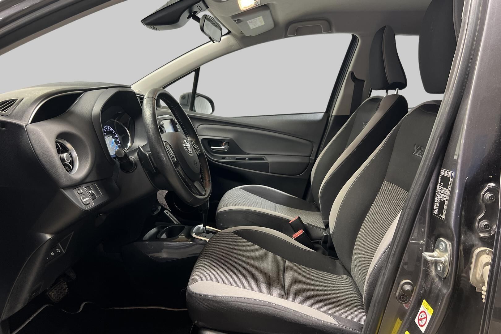 Toyota Yaris iso kuva 8