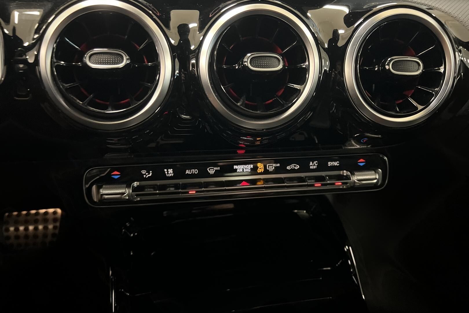 Mercedes-Benz A 35 AMG iso kuva 17