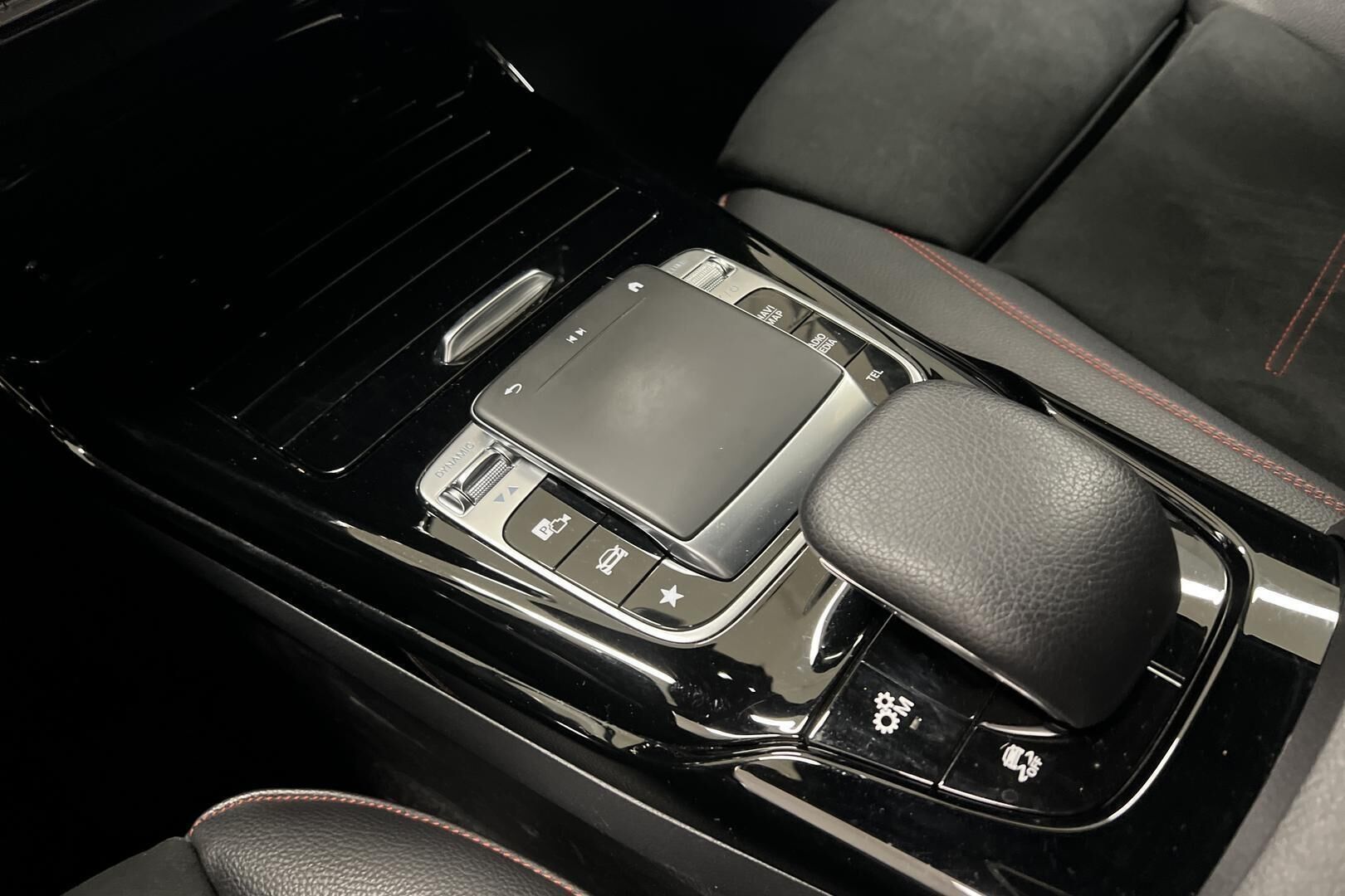 Mercedes-Benz A 35 AMG iso kuva 17