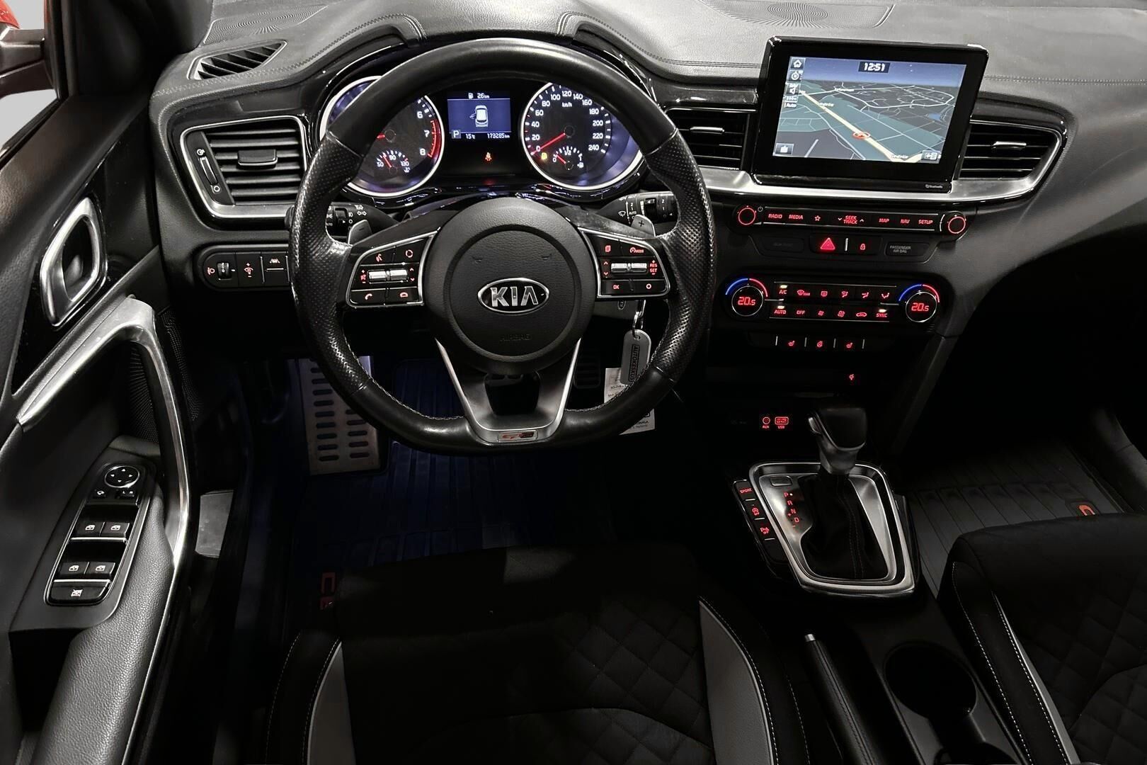 Kia Ceed iso kuva 28