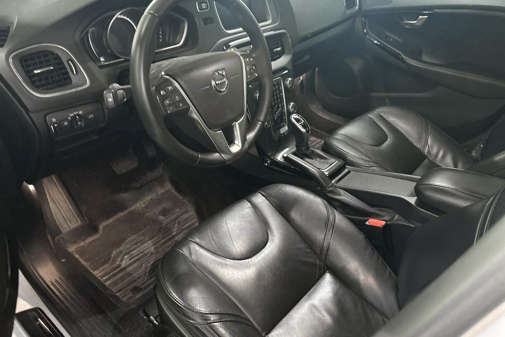 Volvo V40 iso kuva 2