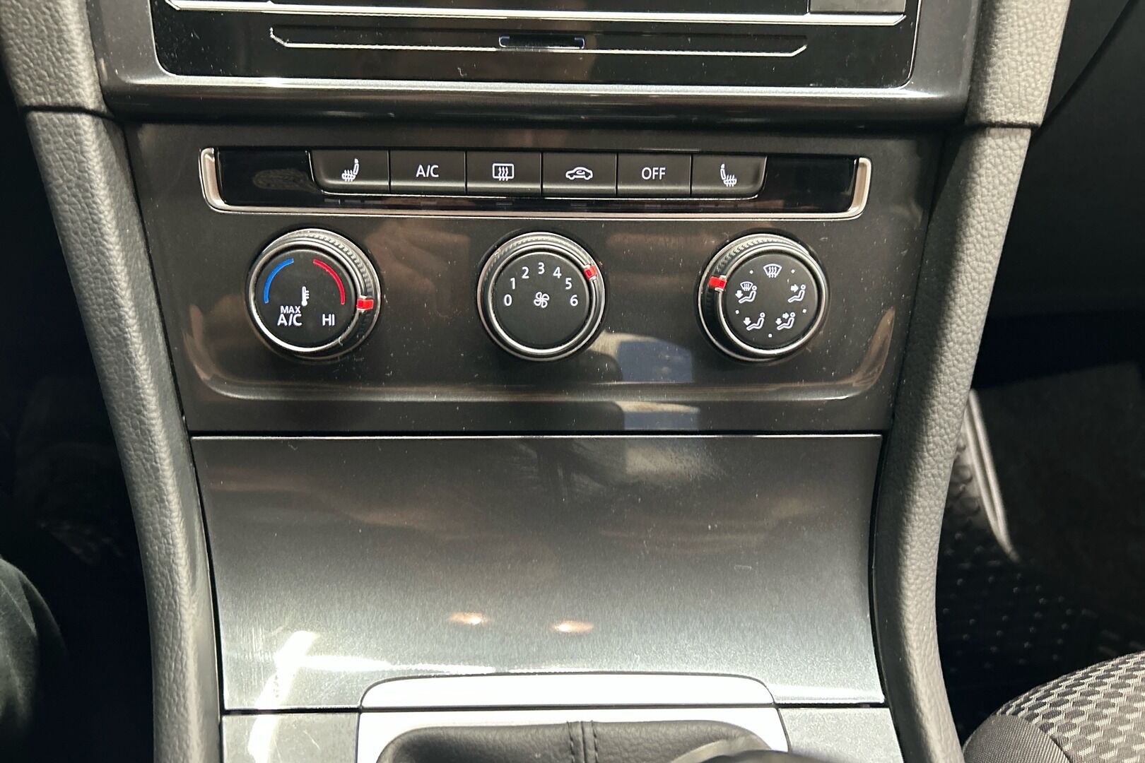 Volkswagen Golf iso kuva 16