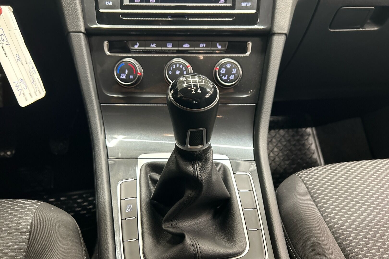 Volkswagen Golf iso kuva 10