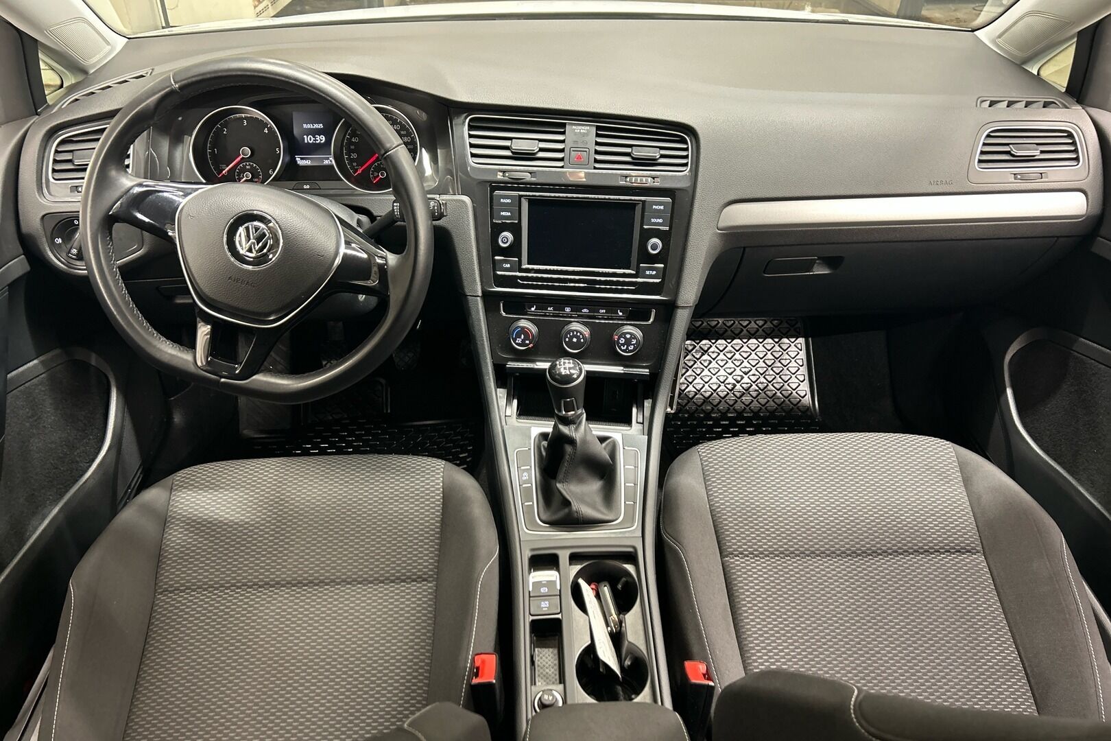 Volkswagen Golf iso kuva 5