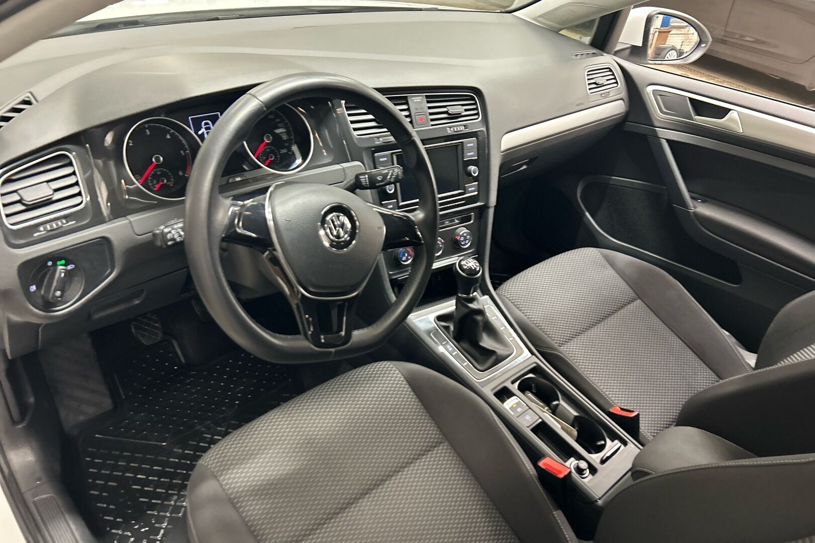 Volkswagen Golf iso kuva 14