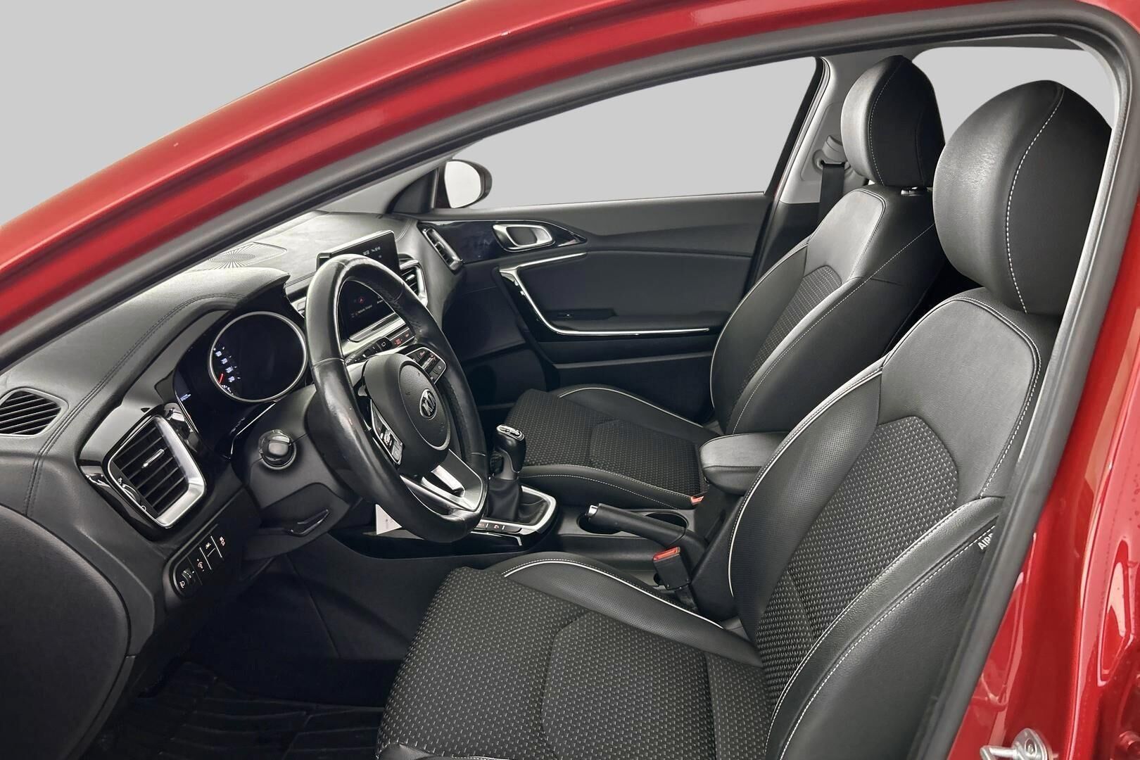 Kia Ceed iso kuva 6