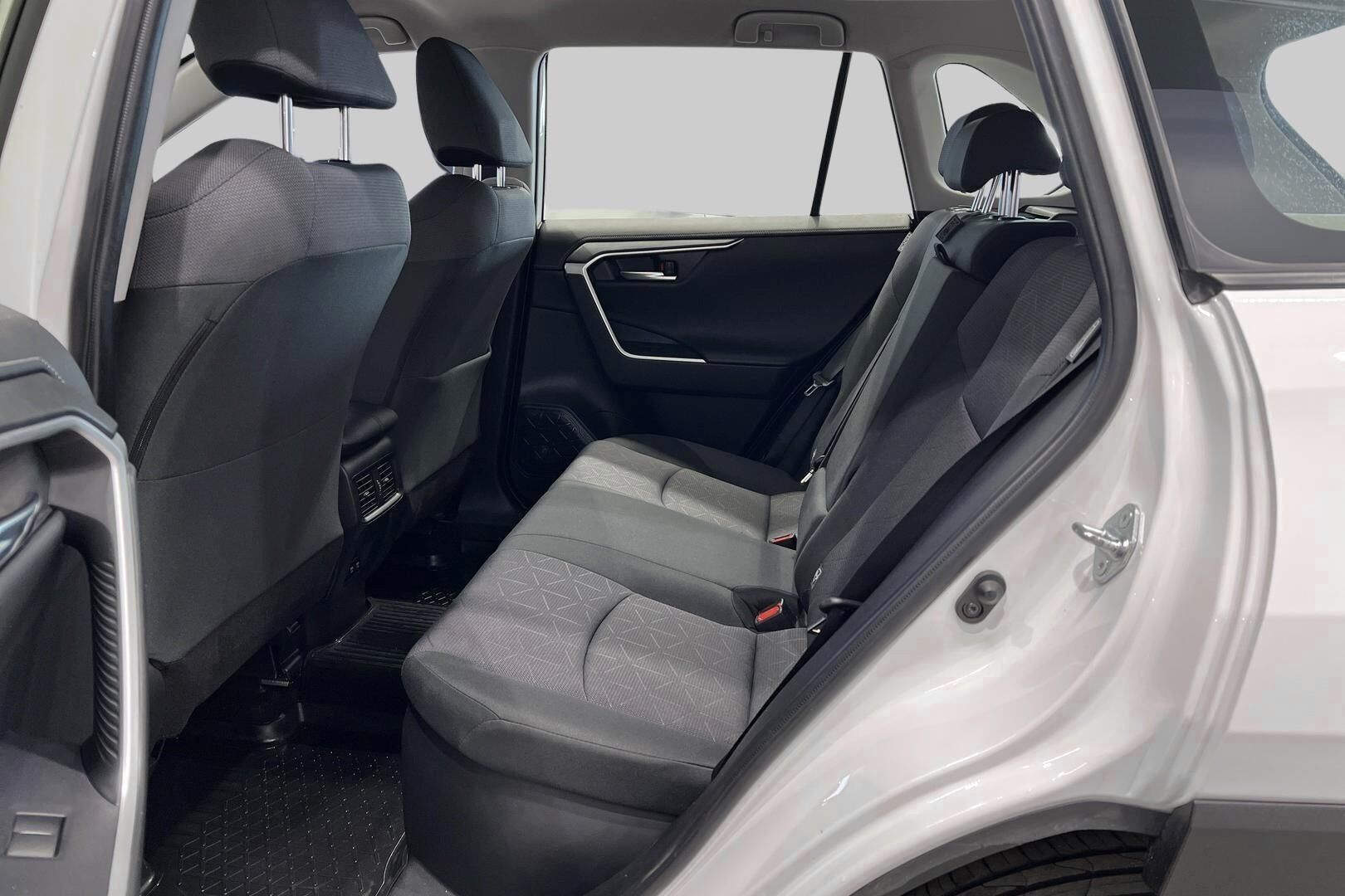 Toyota RAV4 iso kuva 9