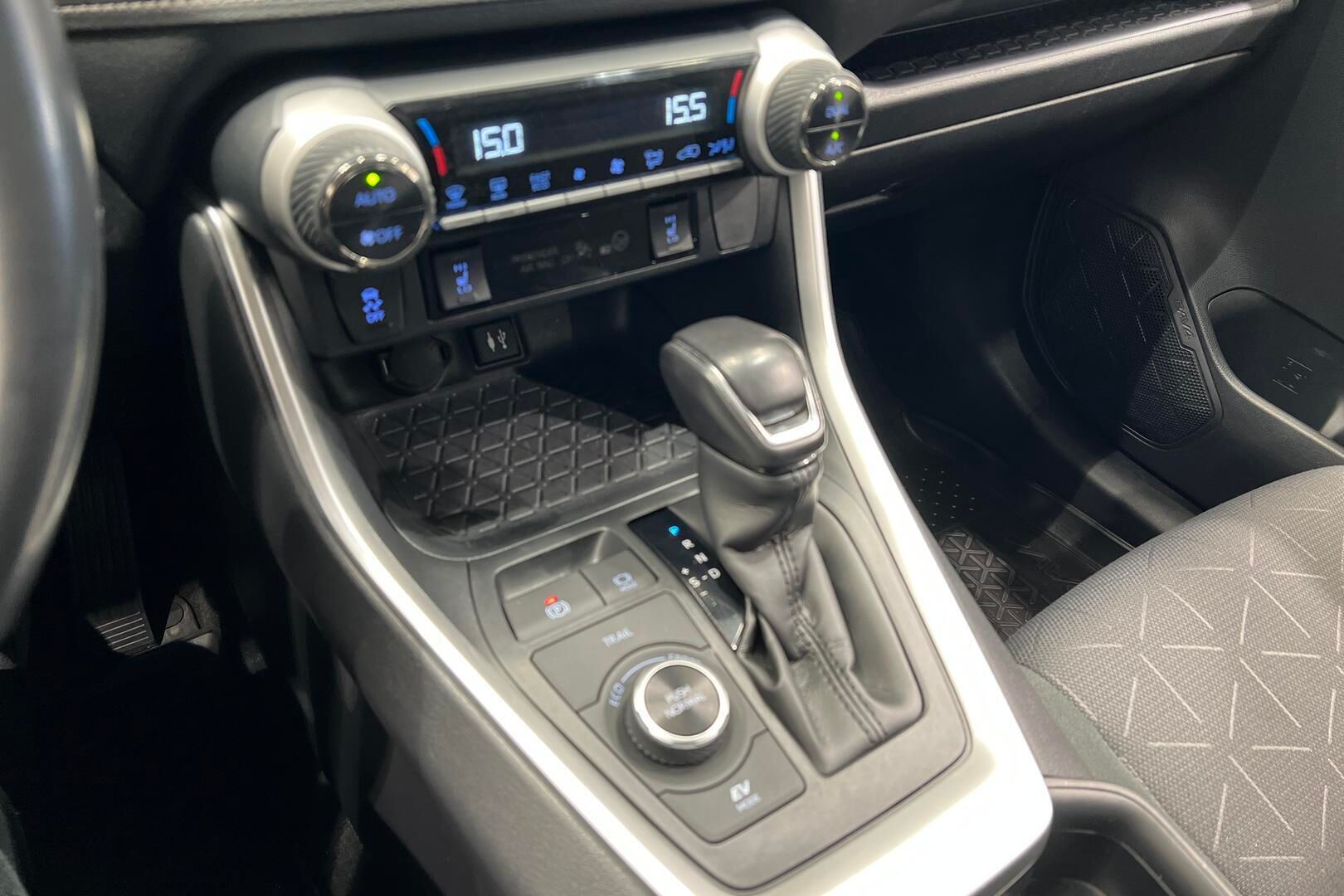 Toyota RAV4 iso kuva 17