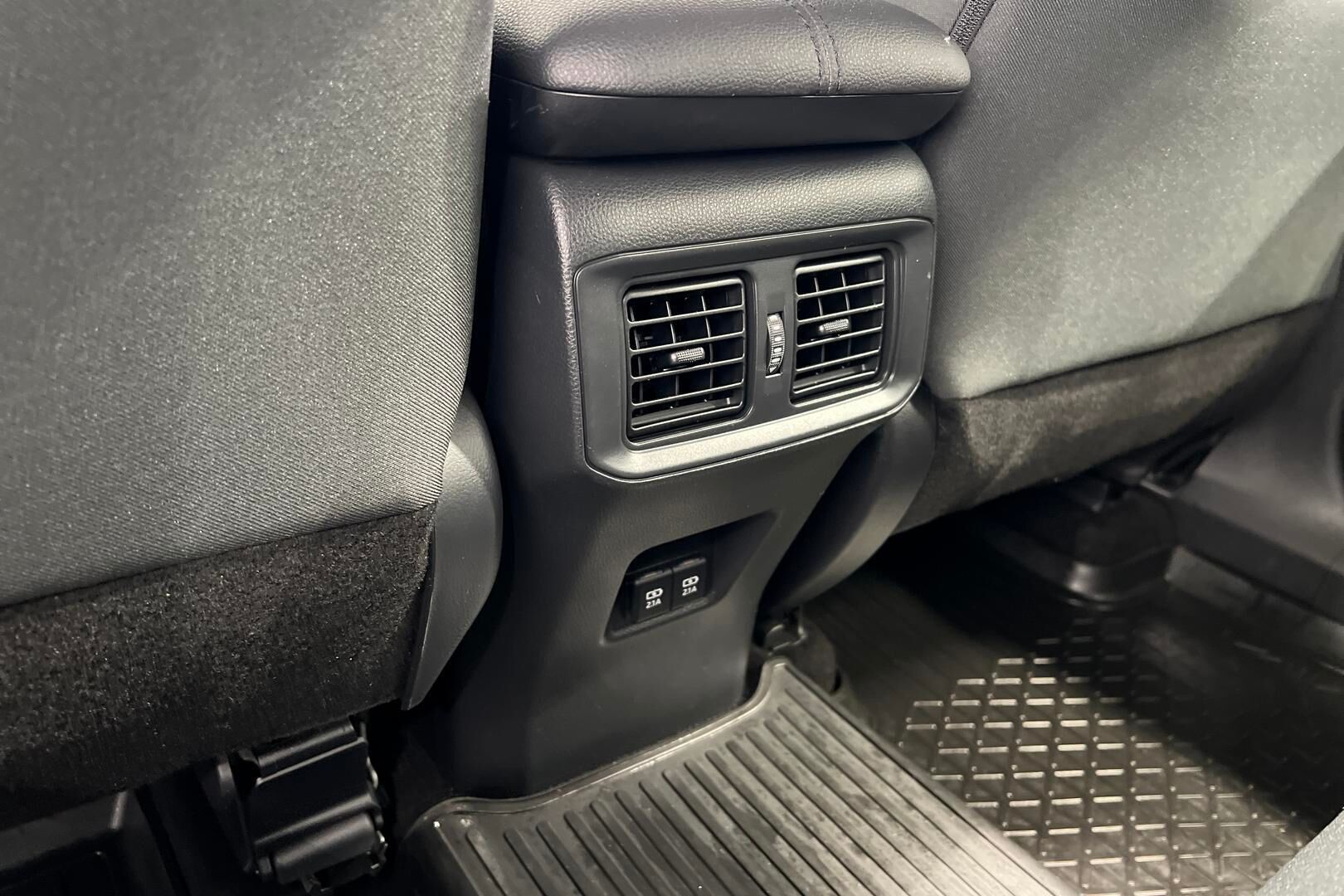 Toyota RAV4 iso kuva 26