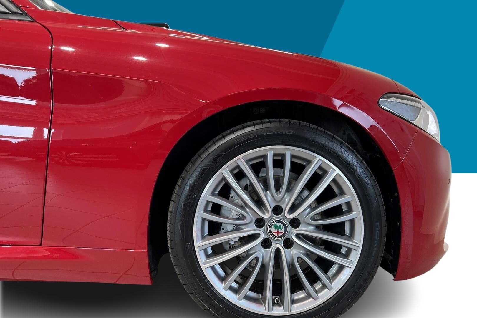 Alfa Romeo Giulia iso kuva 13