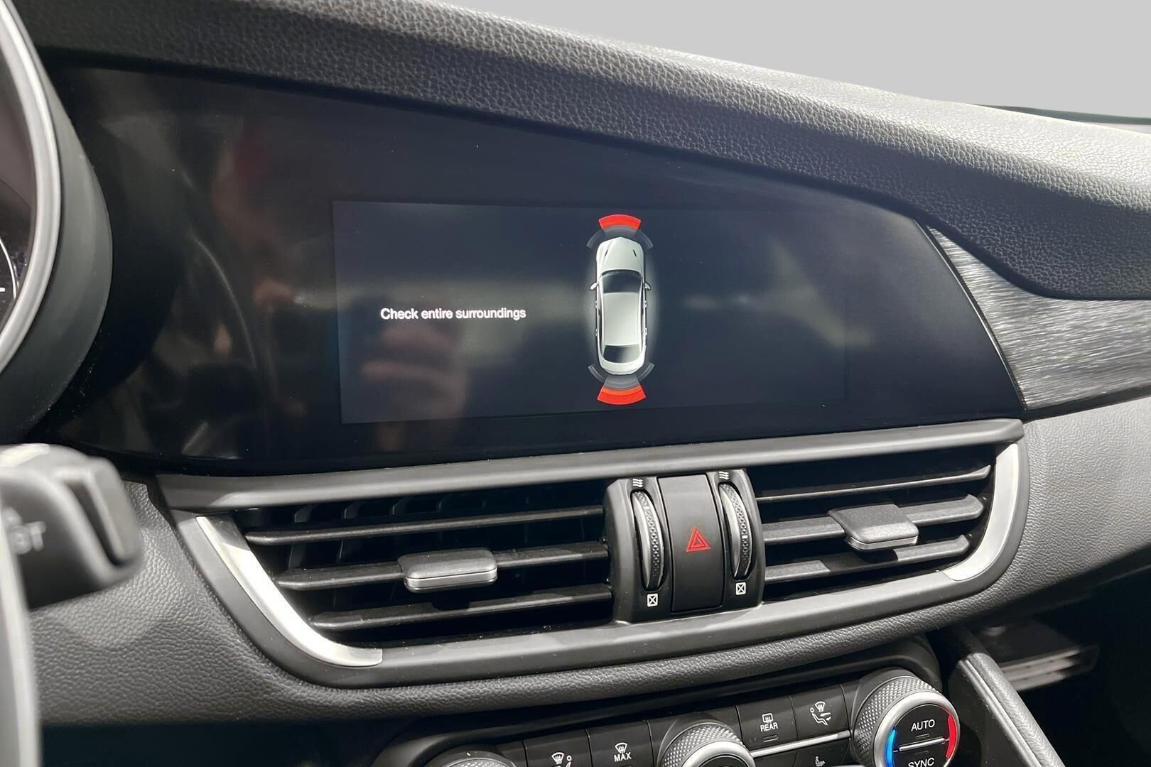 Alfa Romeo Giulia iso kuva 15