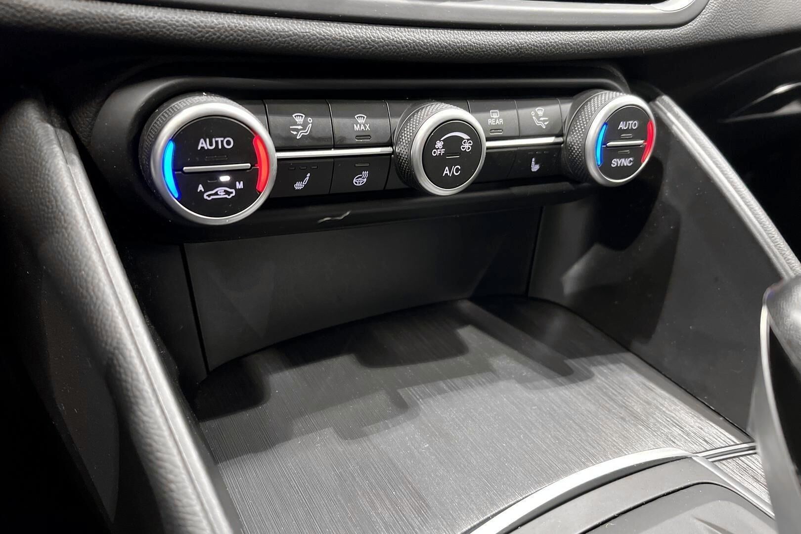 Alfa Romeo Giulia iso kuva 19